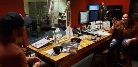 卡桑德拉·穆尔在位于霍华德J的WNJR电台主持她的广播节目. 伯内特中心.