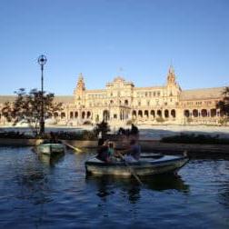 西班牙España-Sevilla广场，前景是人们坐在小船上