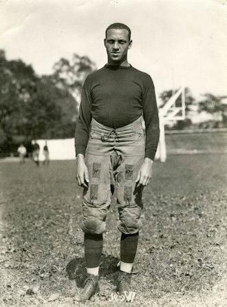 查尔斯·弗里蒙特·韦斯特，M.D., W&1924届的学生，穿着足球服